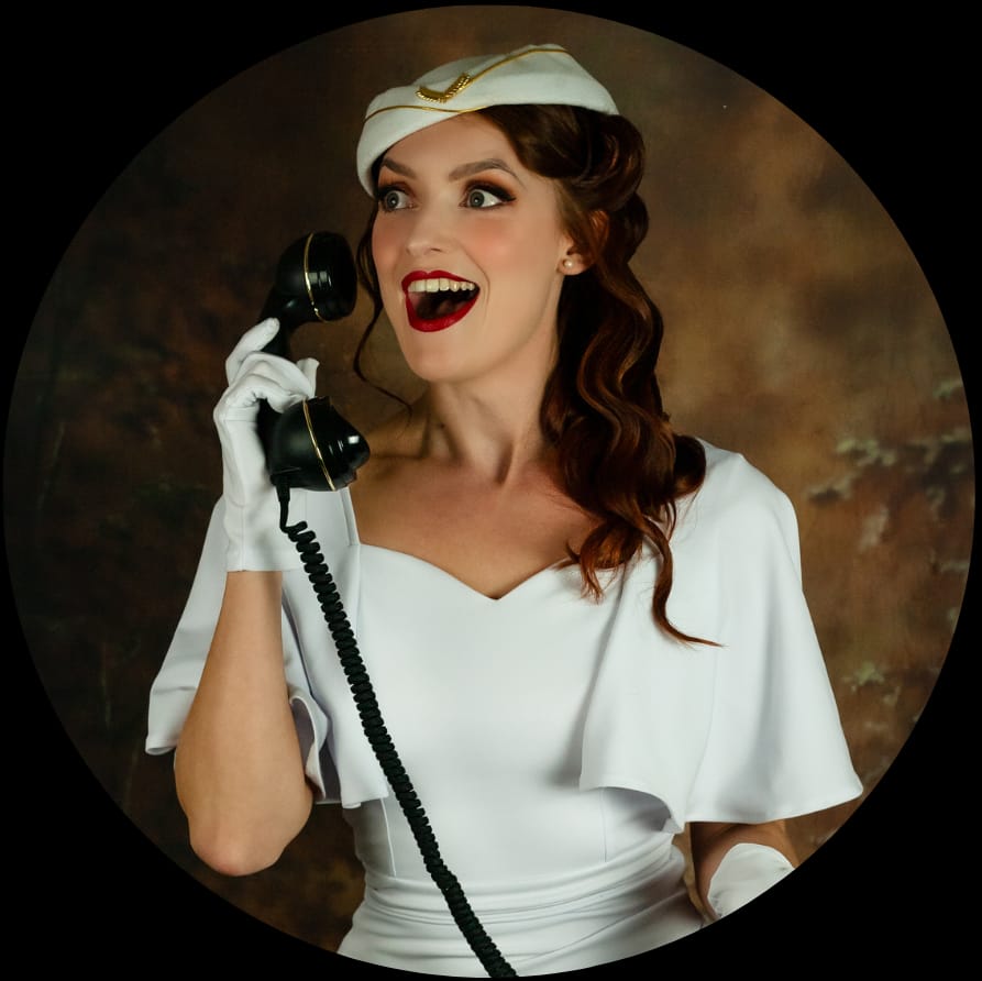 Betty tient un téléphone