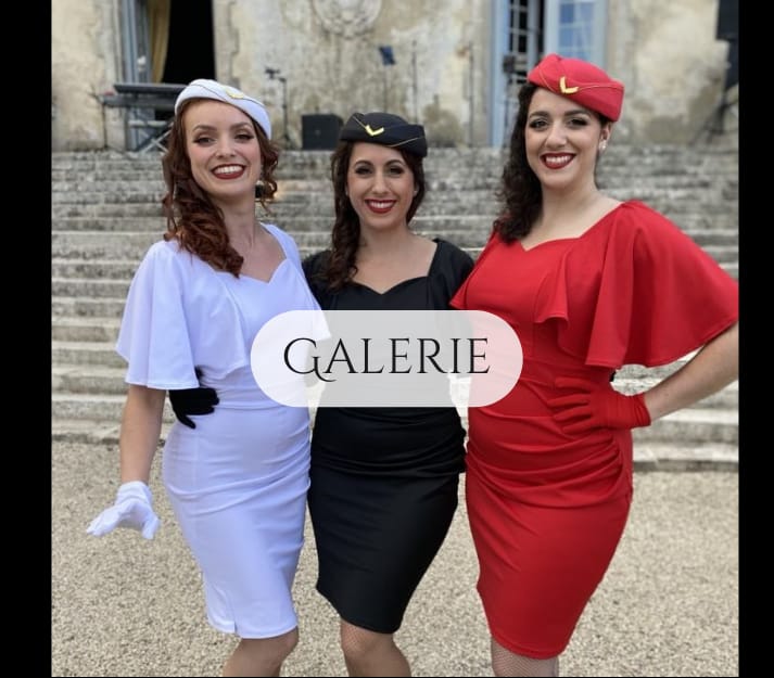 Le trio devant un château, lien vers la page de galerie