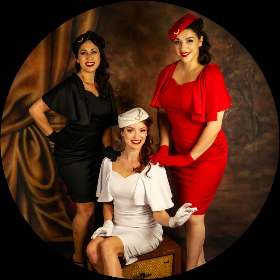 Le trio pose en intérieur autour d'un amplificateur d'époque